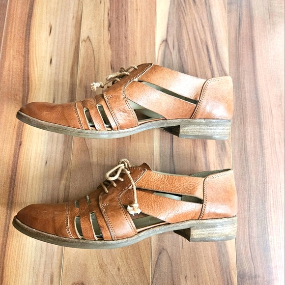 Leather shoes with perferated cut out sz 38 - Picture 3 of 5